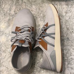 OluKai Men's Light Gray and Tan Sneakers